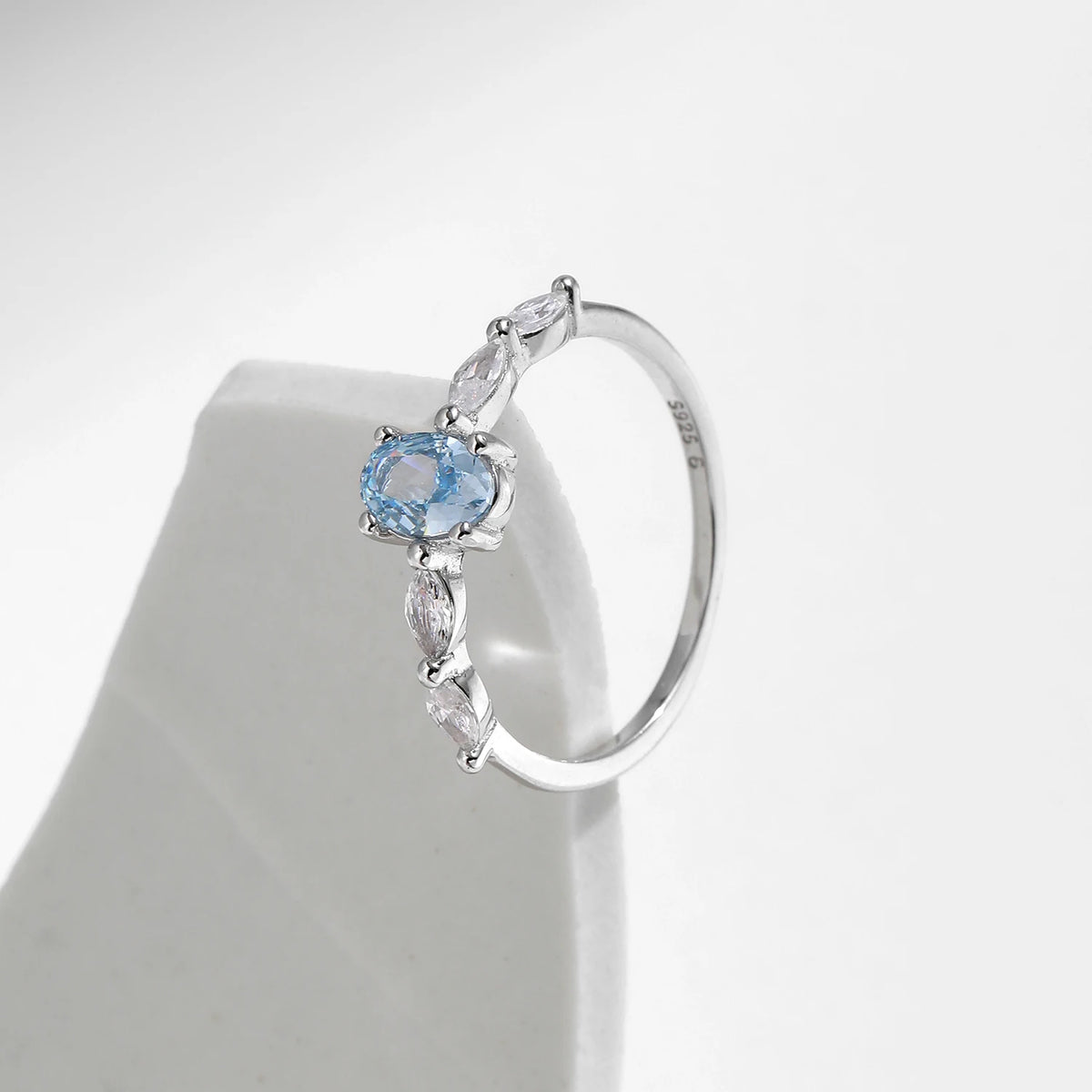 Aquamarin Look Ring aus 925er Silber mit ovalem Stein