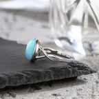Aquamarin Cabochonring mit ovalem Stein und gekreuzter Ringschiene