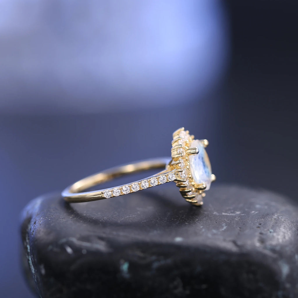 Echter Mondstein Ring aus Gold mit Halo-Fassung
