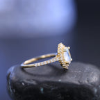 Echter Mondstein Ring aus Gold mit Halo-Fassung