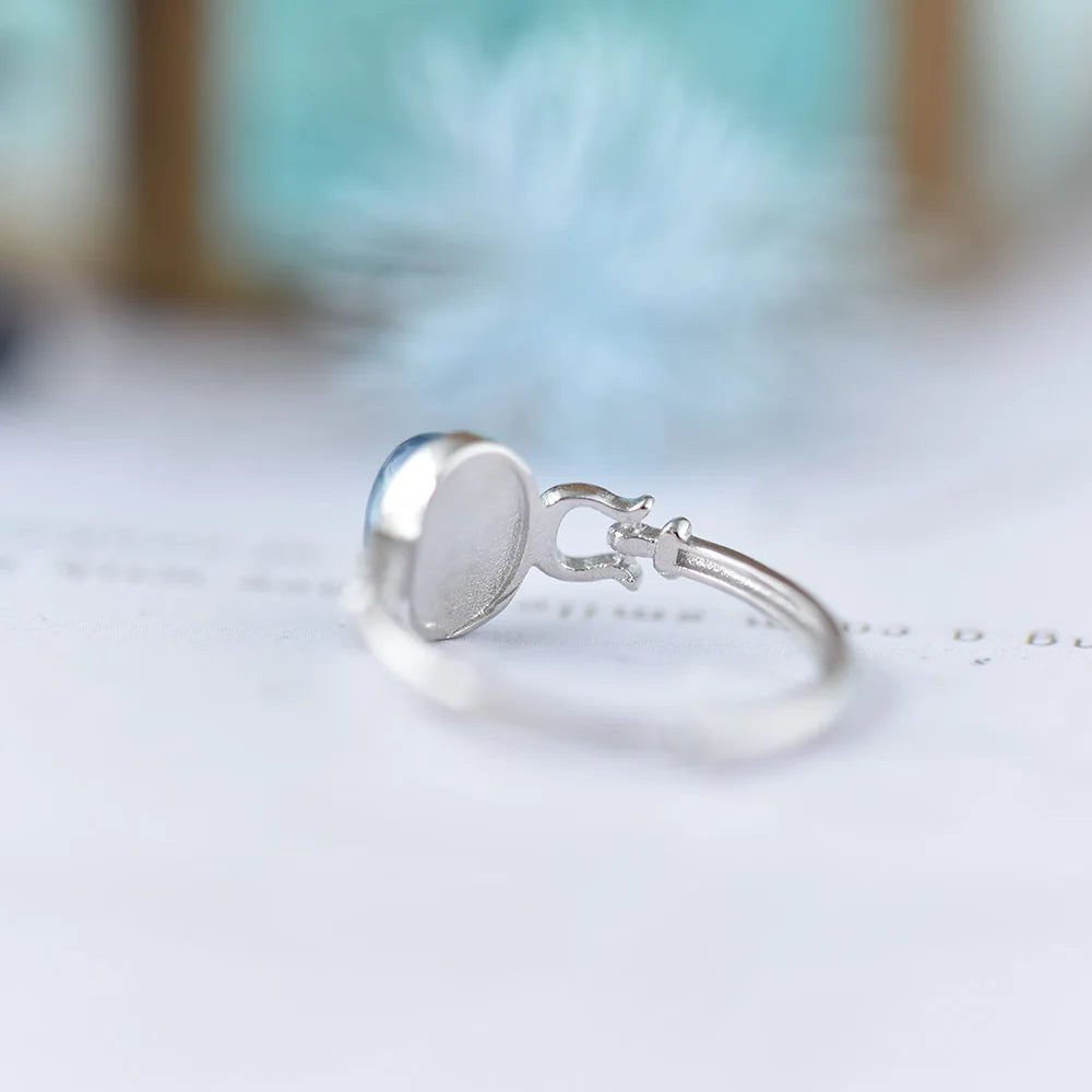 Aquamarin Cabochonring mit ovalem Stein und Spiralornament