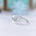 Aquamarin Cabochonring mit ovalem Stein und Spiralornament