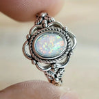 Opal Ring mit rundem Stein und Flechtrahmen