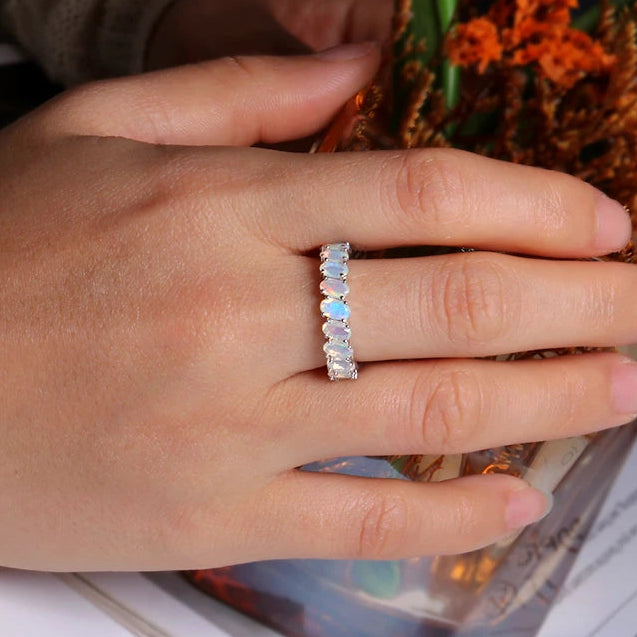 Opal Ring mit rundum gefassten ovalen Steinen