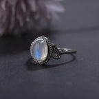 Mondstein Ring aus 925er Silber mit ovalem Cabochon und Voluten