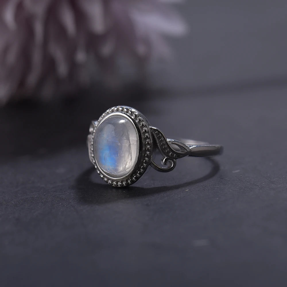 Mondstein Ring aus 925er Silber mit ovalem Cabochon und Voluten