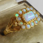 Opal Look Ring mit rechteckigem Mittelstein und Steinrahmen