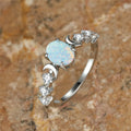 Opal Ring mit Mondsicheln und seitlichen Ziersteinen