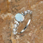 Opal Ring mit Mondsicheln und seitlichen Ziersteinen
