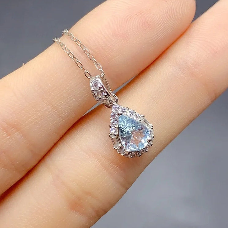 Aquamarin Halskette aus 925er Silber mit tropfenförmigem Anhänger und Ziersteinen
