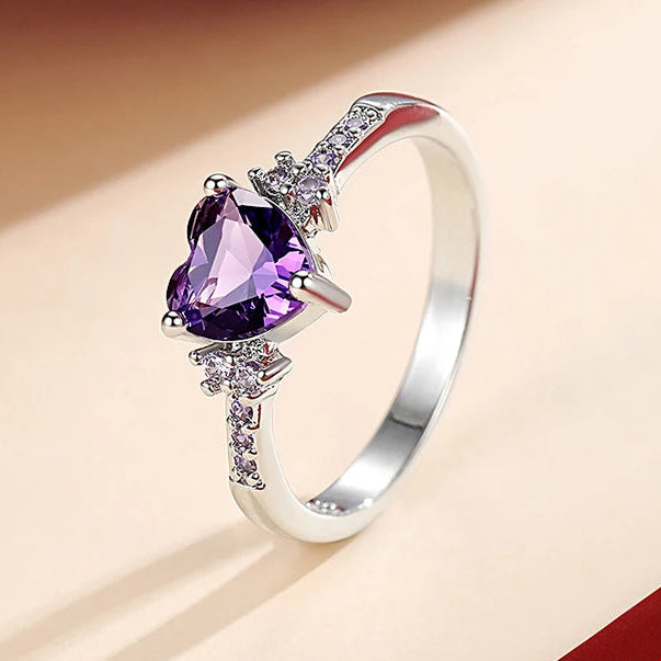 Amethyst Ring mit herzförmigem Stein und seitlichen Ziersteinen