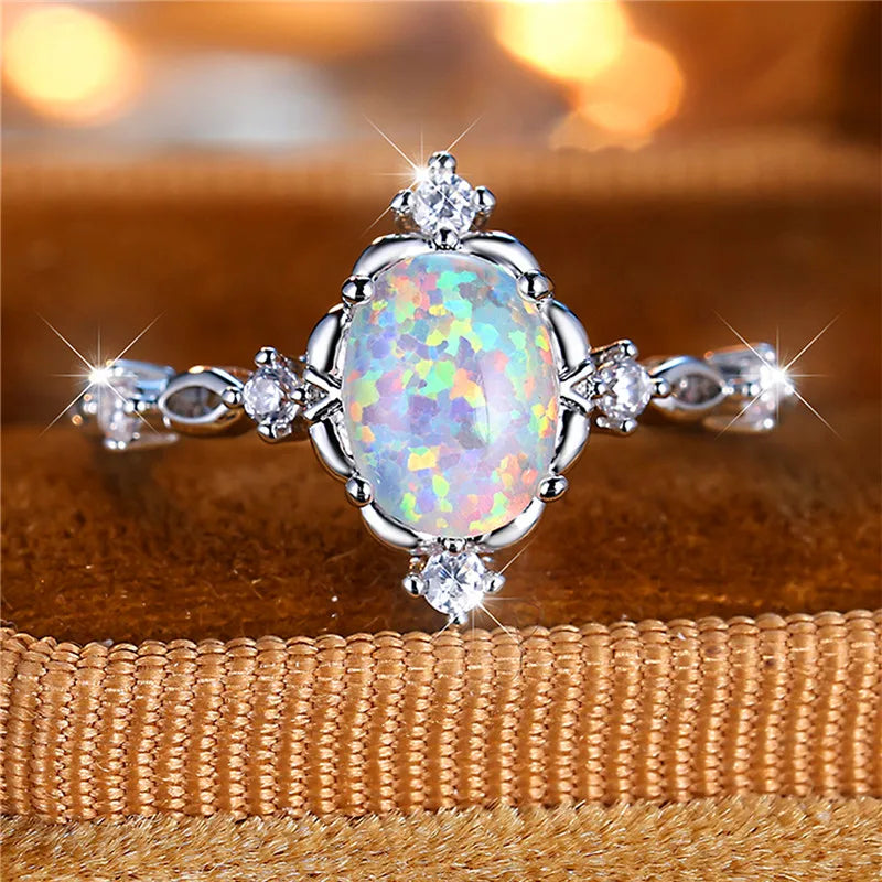 Opal Ring mit rundem Stein und symmetrischen Ziersteinen