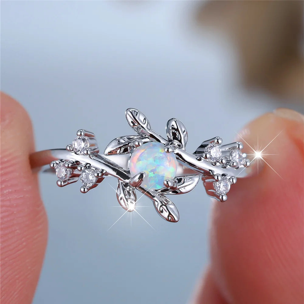 Opal Ring mit Blätterranken und Ziersteinen