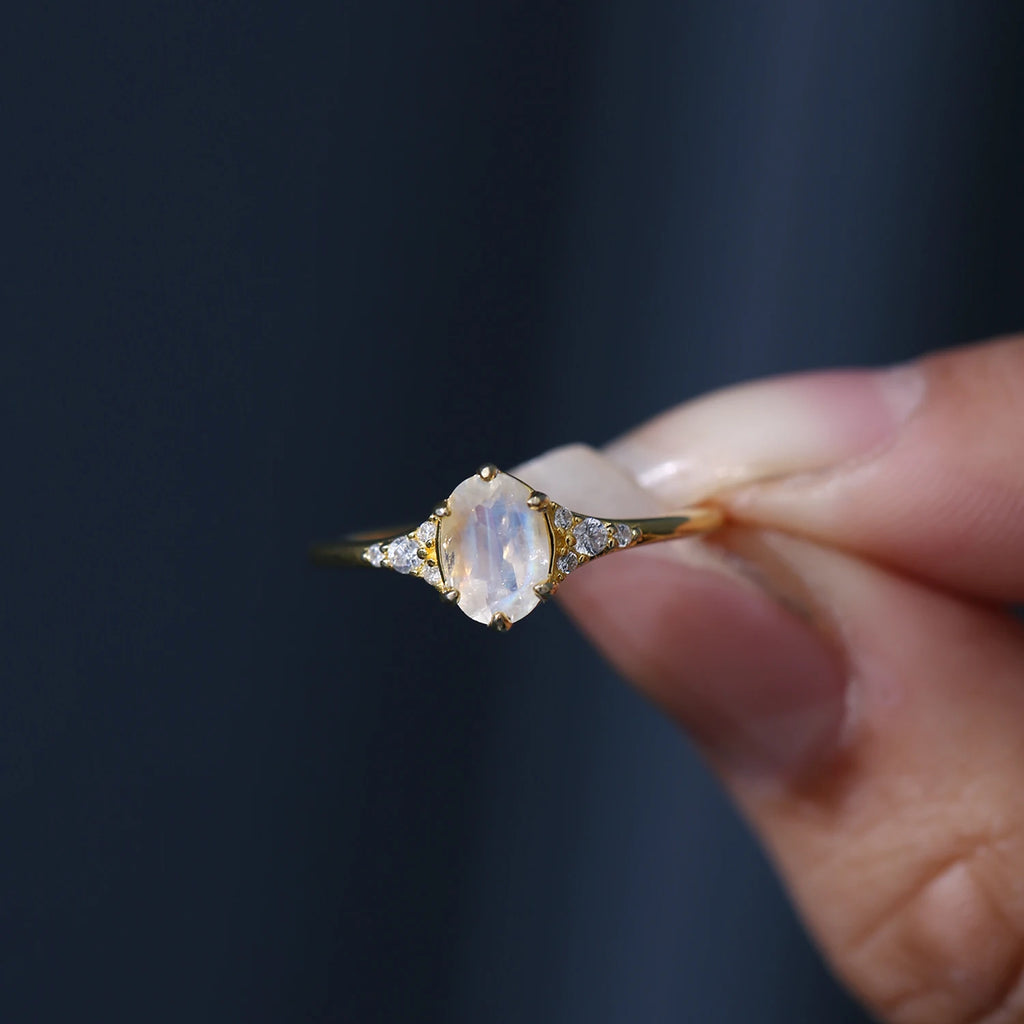 Gold Mondstein Ring mit Tropfenstein und Krappenfassung
