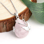 Rosenquarz Kette mit Schmetterlingsmotiv und Tropfenstein