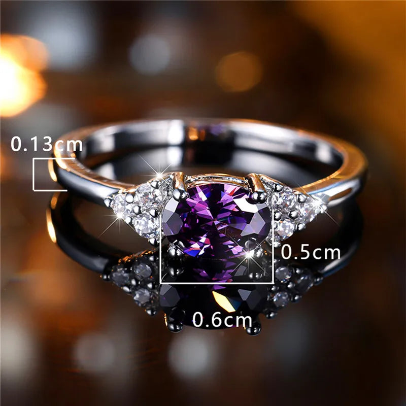 Amethyst Ring mit ovalem Stein und dreieckigen Ziersteinen