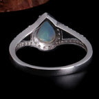Opal Ring aus 925er Silber mit tropfenförmigem Stein und Halo-Fassung