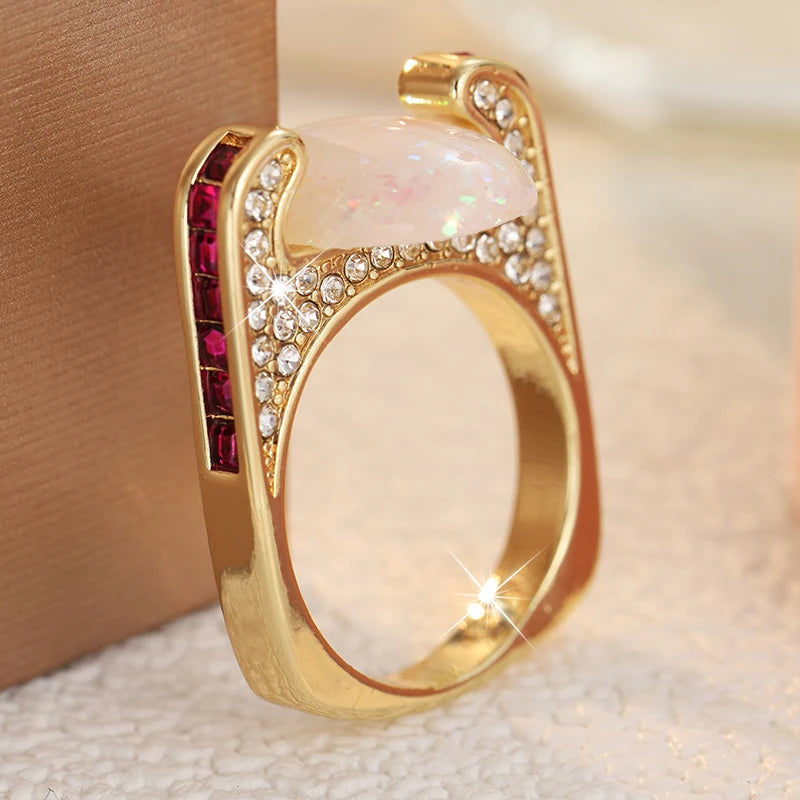 Opal Goldring mit großem ovalem Stein und roten Akzenten