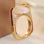 Opal Goldring mit großem ovalem Stein und roten Akzenten