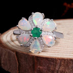 Opal Ring aus 925er Silber mit Smaragd und sechs tropfenförmigen Opalen
