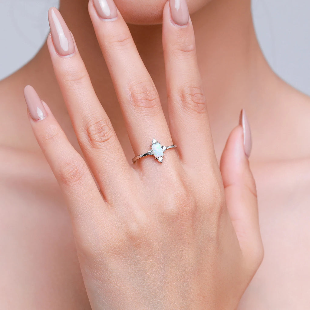 Opal Ring aus 925er Silber mit ovalem Stein und vier Ziersteinen