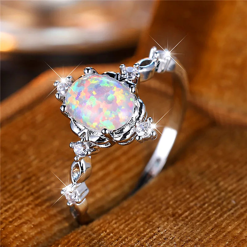 Opal Ring mit rundem Stein und symmetrischen Ziersteinen