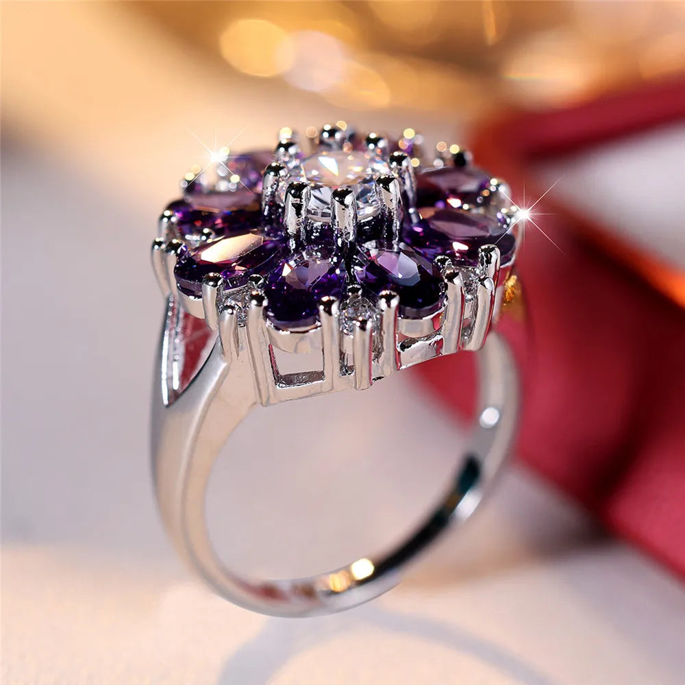 Amethyst Ring im Blütendesign mit violetten und klaren Ziersteinen