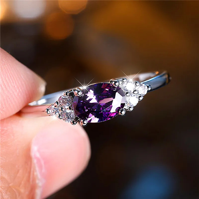 Amethyst Ring mit ovalem Stein und dreieckigen Ziersteinen