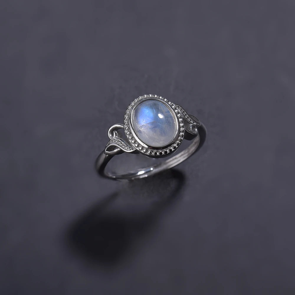 Mondstein Ring aus 925er Silber mit ovalem Cabochon und Voluten