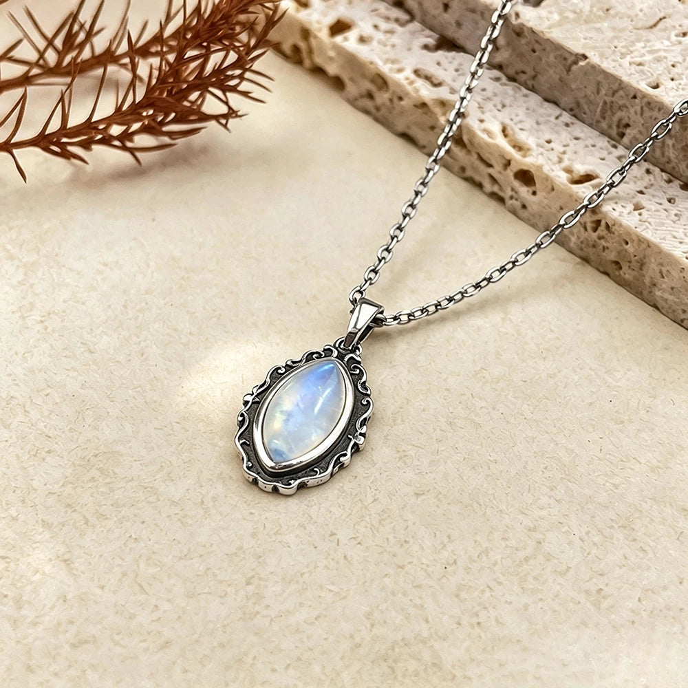 Mondstein Kette aus 925er Silber mit ovalem Ornamentanhänger