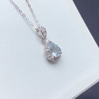 Aquamarin Halskette aus 925er Silber mit tropfenförmigem Anhänger und Ziersteinen