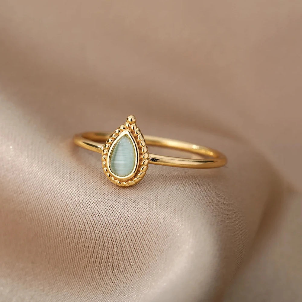 Filigraner Opal Ring mit tropfenförmigem Stein