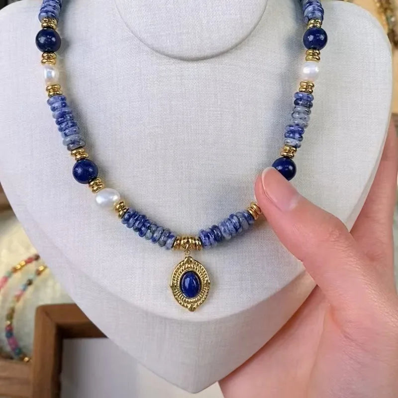 Lapislazuli Perlenkette mit 14 Karat vergoldeten Details und ovalem Anhänger