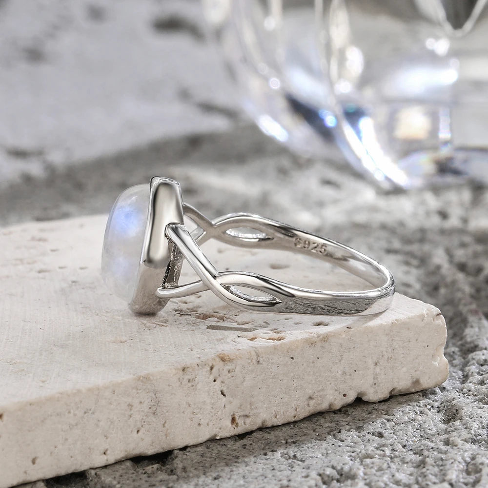 Mondstein Ring mit ovalem Stein und Schleifenfassung