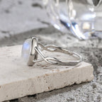 Mondstein Ring mit ovalem Stein und Schleifenfassung
