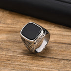 Onyx Siegelring mit eckigem Cabochon und Ornamentseiten