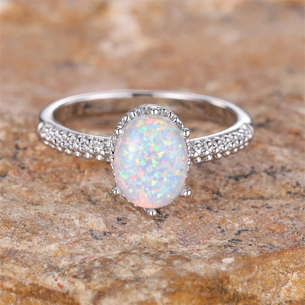 Opal Ring mit ovalem Mittelstein und Steinbesatz