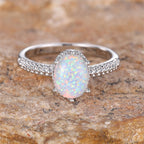 Opal Ring mit ovalem Mittelstein und Steinbesatz