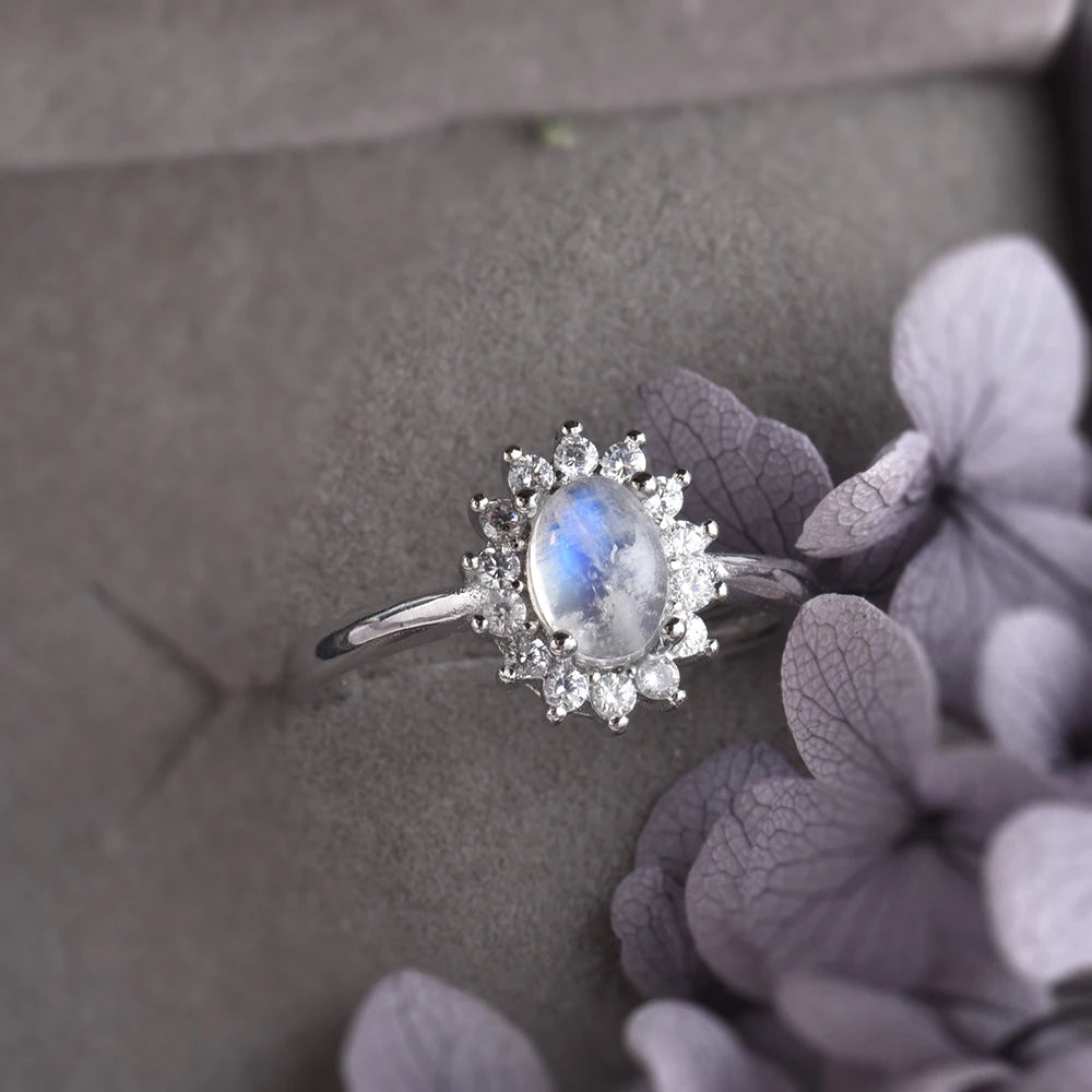 Zarter Mondstein Ring mit Schmucksteinen
