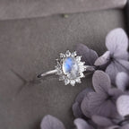 Zarter Mondstein Ring mit Schmucksteinen