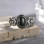 Onyx Ring aus 925er Silber mit seitlichen Blüten