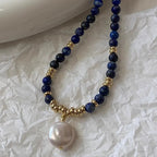 Lapislazuli Kette mit Perlen und rundem weißem Anhänger