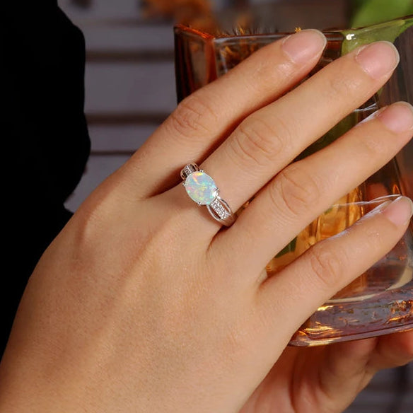 Opal Ring aus 925er Silber mit rundem Mittelstein und geteilter Ringschiene