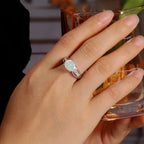 Opal Ring aus 925er Silber mit rundem Mittelstein und geteilter Ringschiene