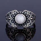 Mondstein Ring aus 925er Silber mit floralem Ornamentrahmen