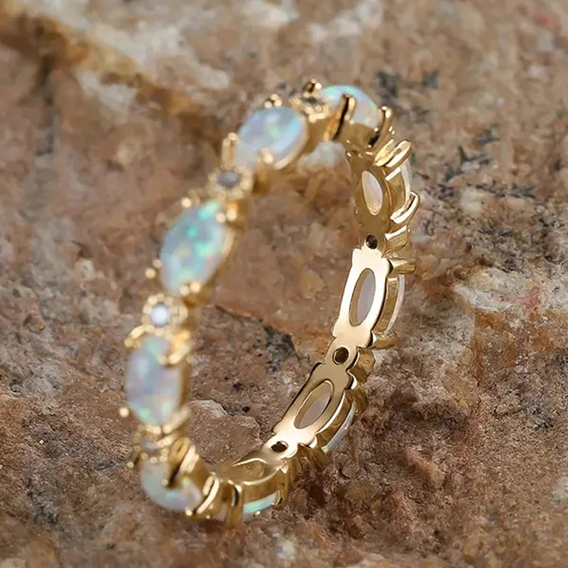 Opal Ring mit ovalen Steinen und Ziersteinen