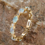Opal Ring mit ovalen Steinen und Ziersteinen