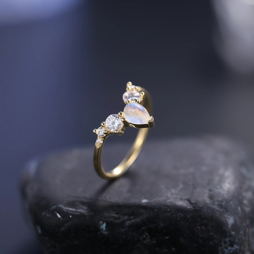 Mondstein Ring aus Gold mit Tropfenstein und seitlichem Steinbesatz