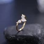 Mondstein Ring aus Gold mit Tropfenstein und seitlichem Steinbesatz