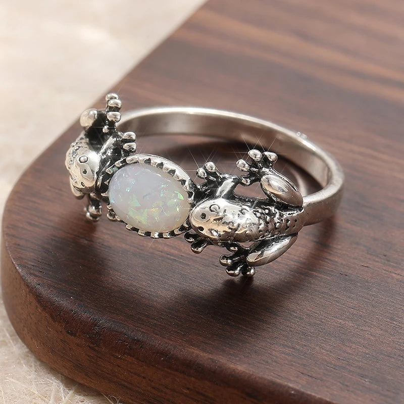 Opal Ring mit Froschmotiv und ovalem Stein